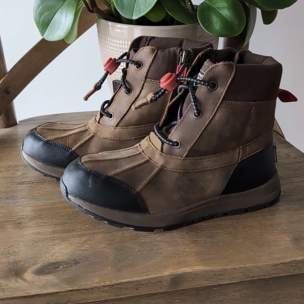 UGG Turlock Boots Leather Weather Size 2 Little Kid Walnut